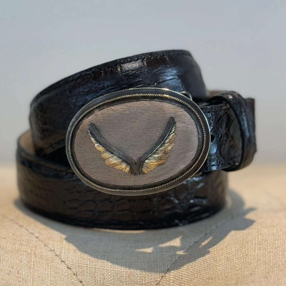 Cinturón negro con alas