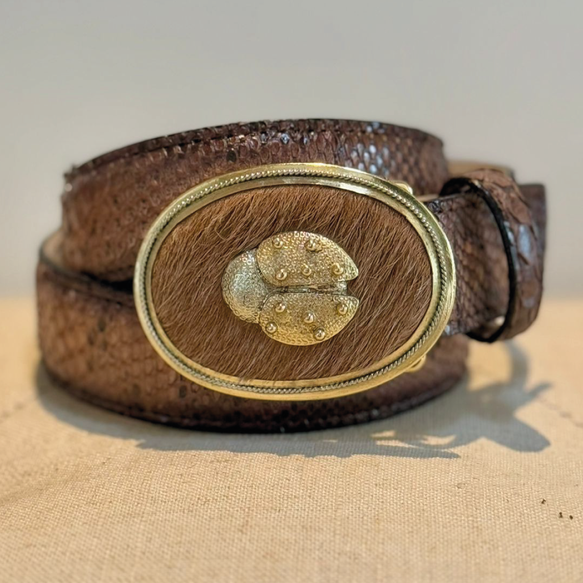 Cinturón café con pelo café