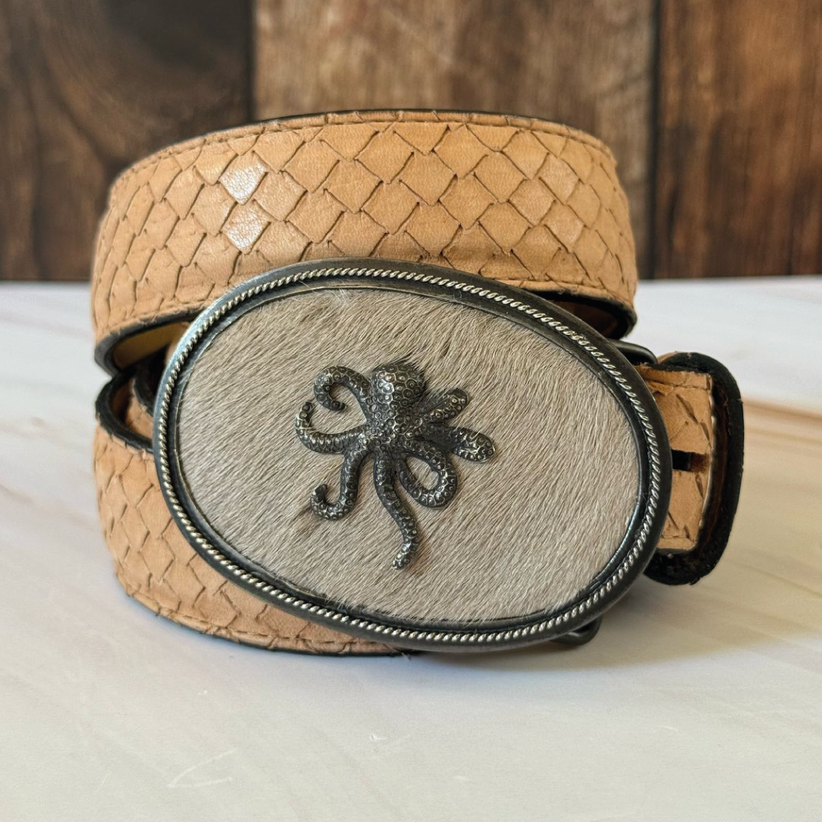 Cinturón café pelo blanco