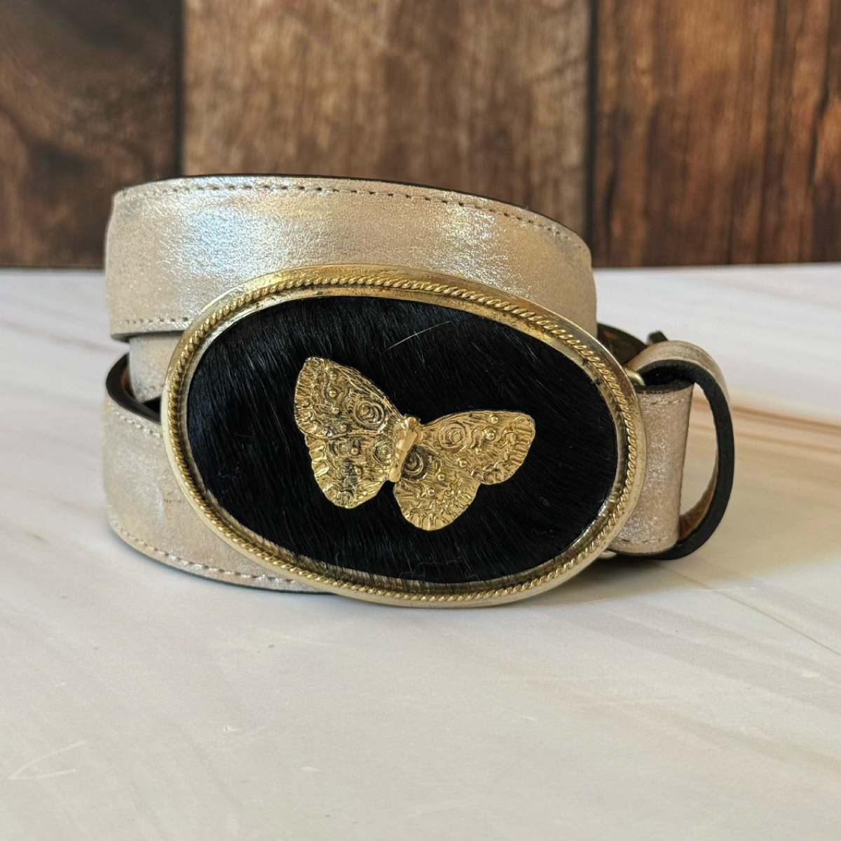 Cinturón piel negra mariposa dorada