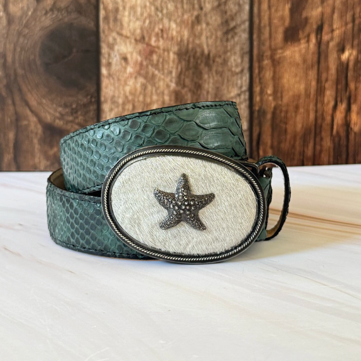 Cinturón piel verde pelo blanco